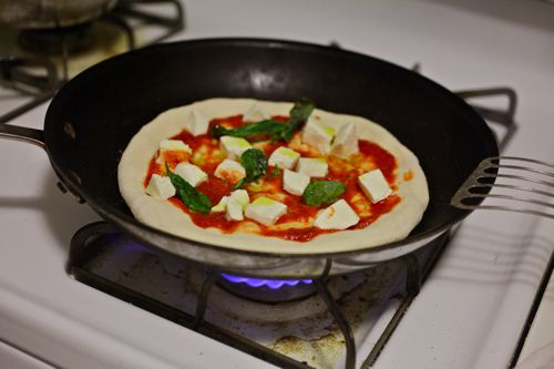 在炉子上的平底锅里煮一个新大都会风格的披萨。