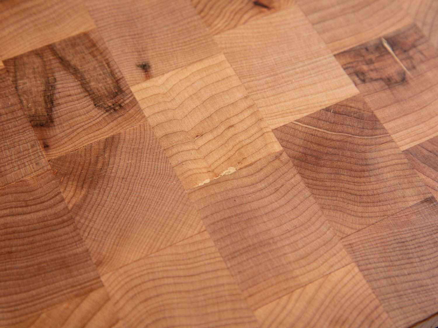 特写的约翰布斯端纹枫砧板，显示在木材的小缺陷