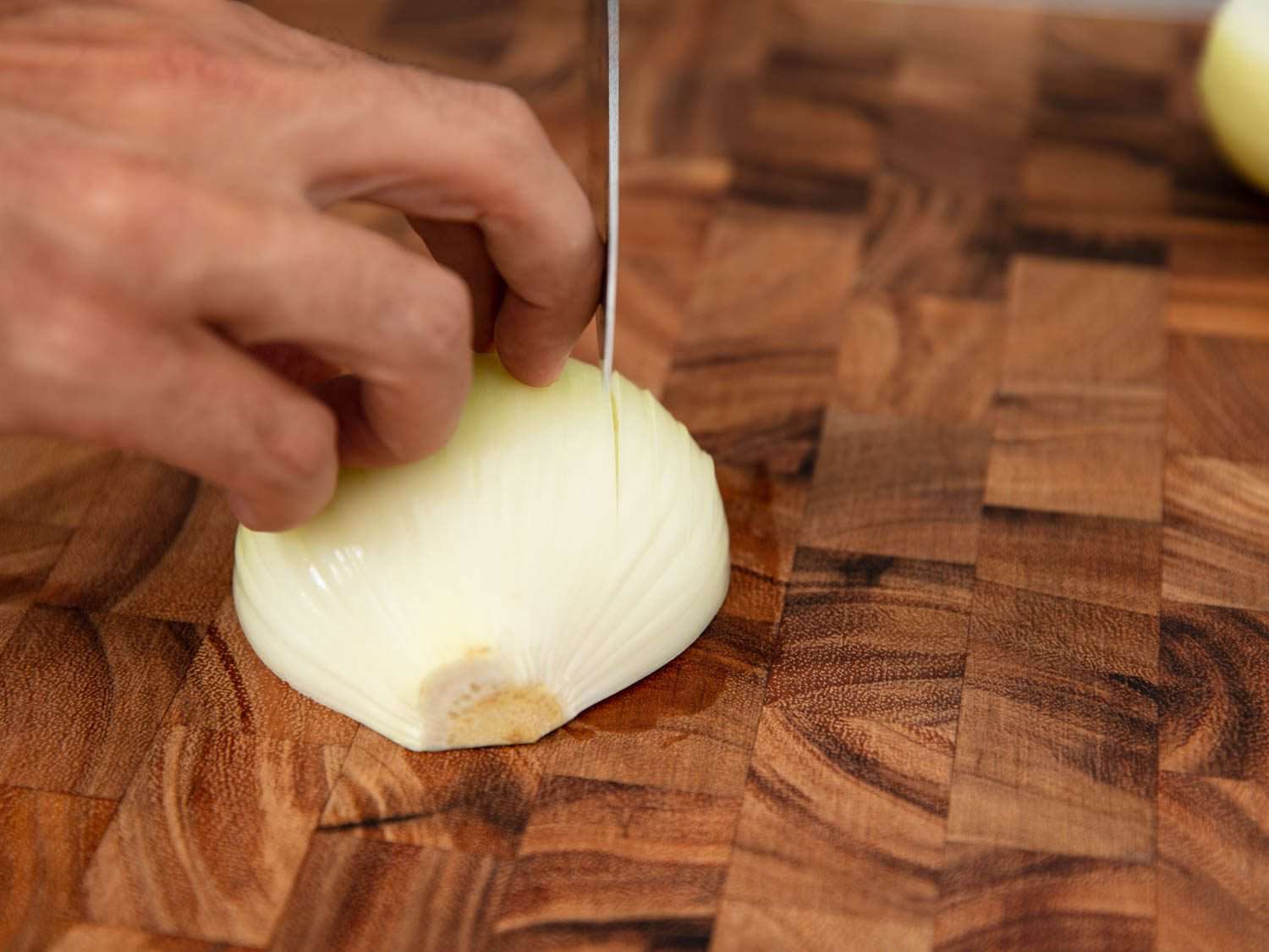 在木板上切洋葱丁。