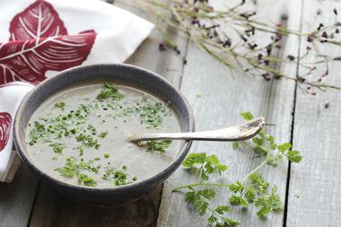 一碗简单快捷的奶油蘑菇汤，配以欧芹。