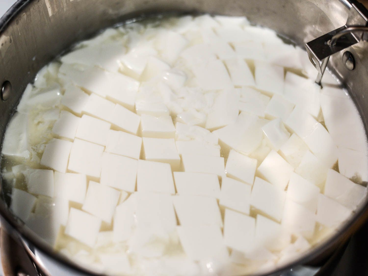 一锅刚切好的奶酪凝乳。