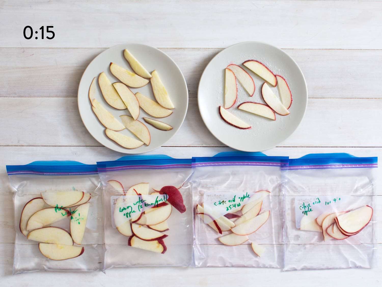 15秒后比较袋装切好的苹果。