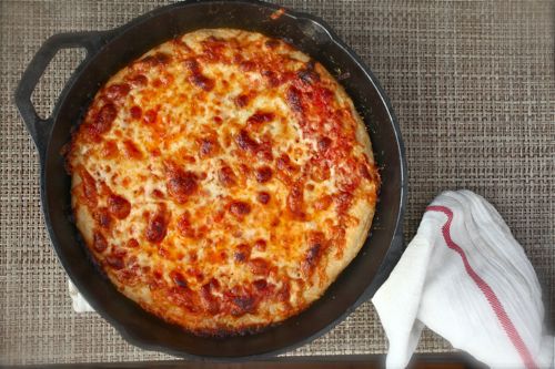 希腊式披萨，放在铸铁煎锅里。gydF4y2Ba