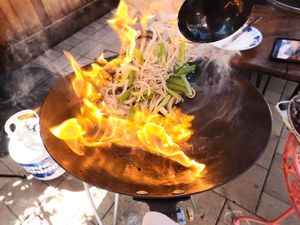 食物被扔在锅在户外锅燃烧器火焰