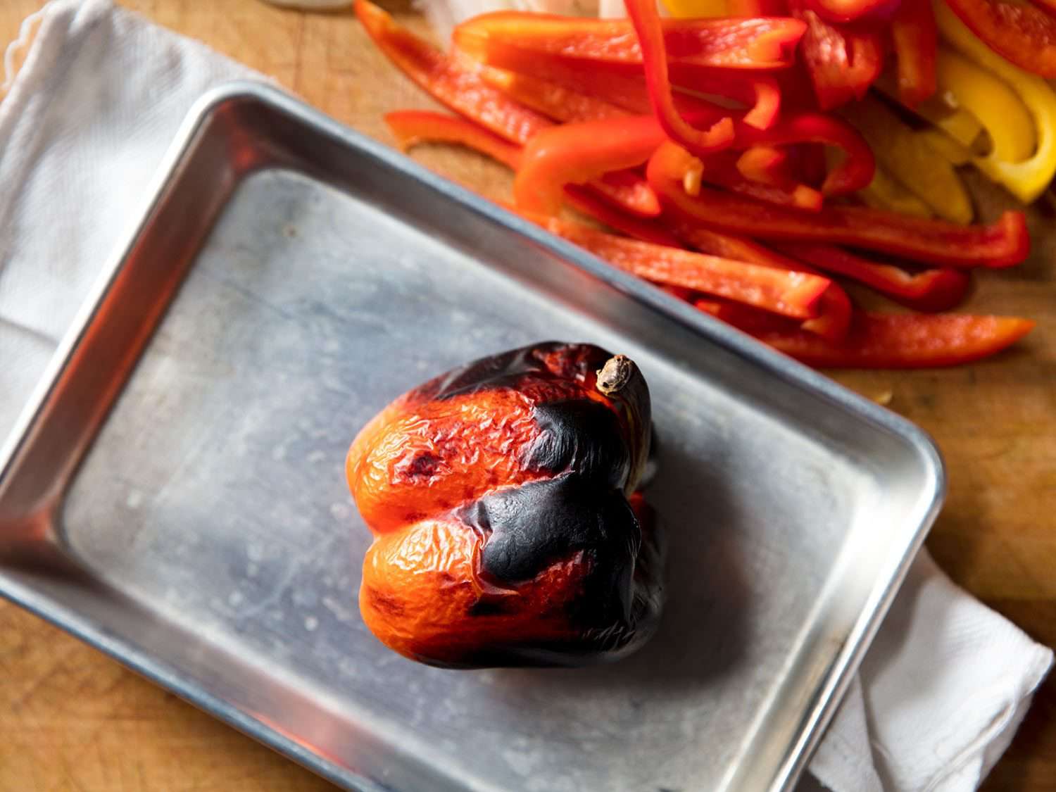 一个eight-sheet锅烤红椒。