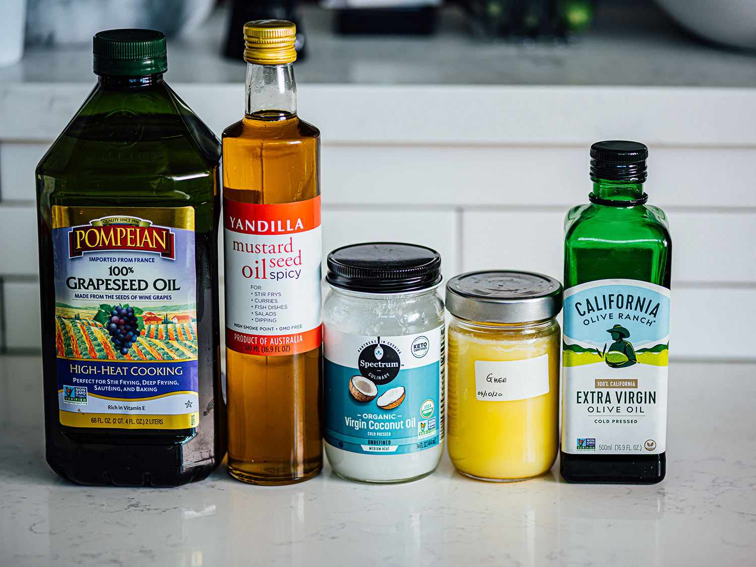 葡萄籽油、芥末籽油、椰子油、酥油,特级初榨橄榄油在厨房柜台上一行