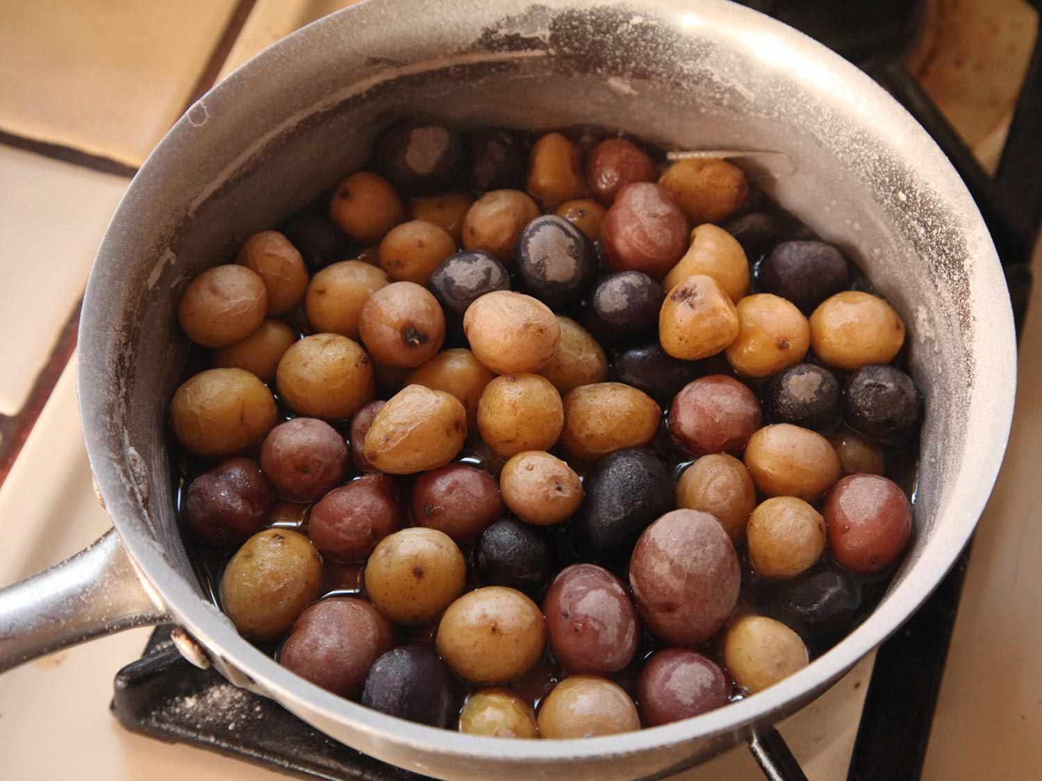 锅的小土豆煮直到几乎干了