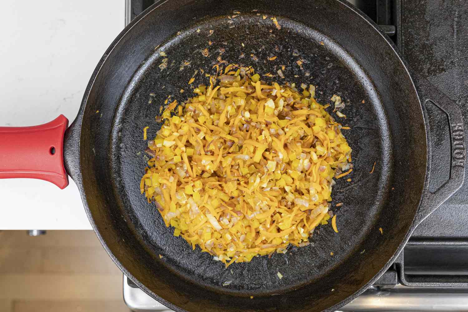 俯视图的洋葱，胡椒，和香料烹饪在一个铸铁锅。