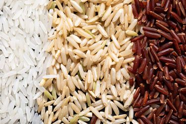 成堆的生白米、糙米和红米。