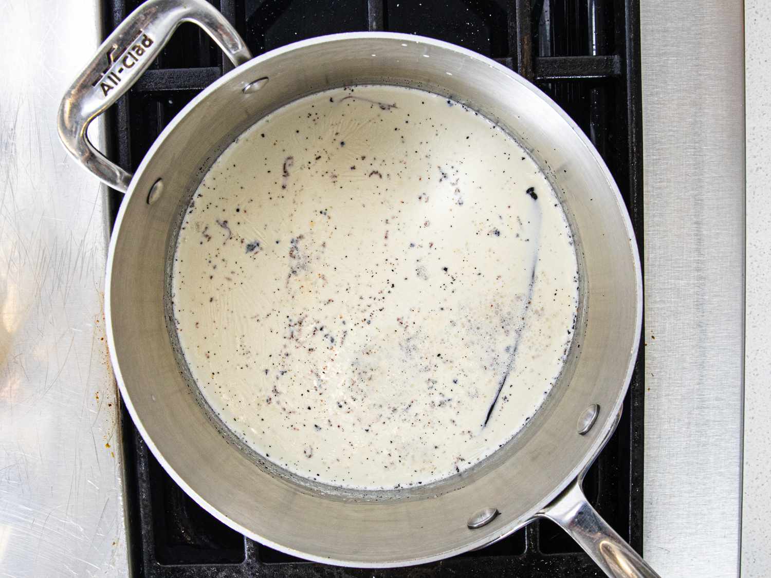 在炉子上的锅里的蛋奶混合物的俯视图