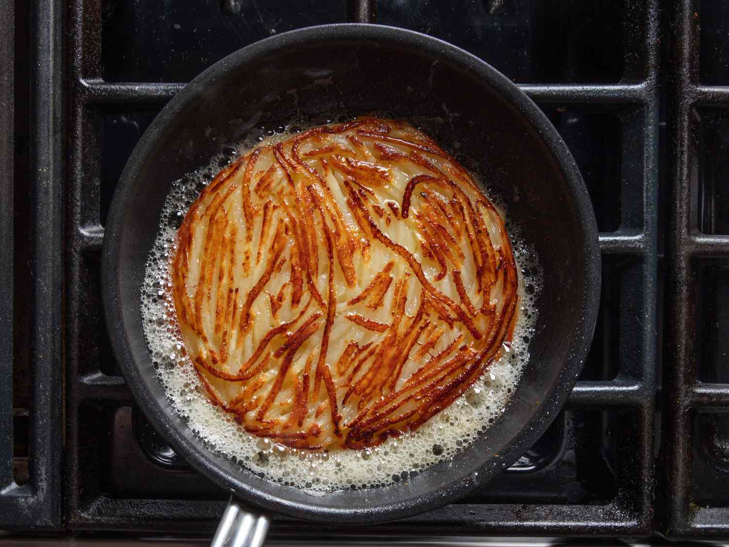 在煎锅里煎一锅，热黄油在两边起泡。烤得焦黄酥脆。