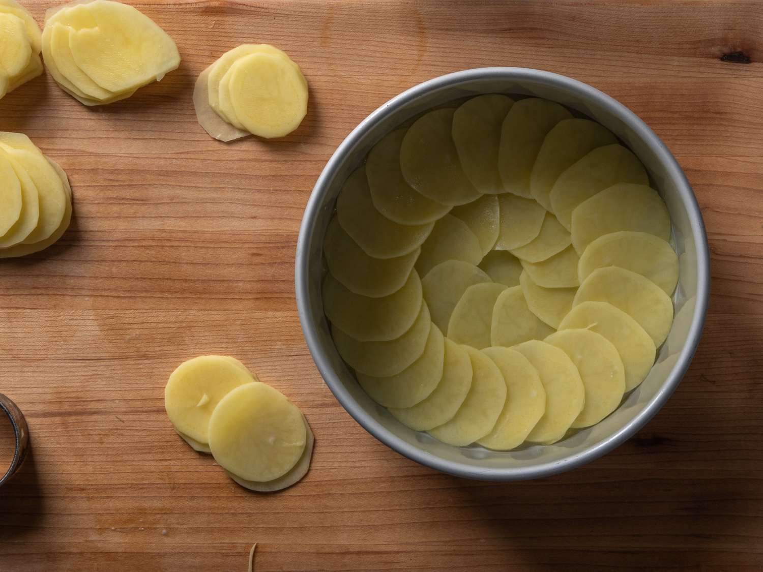 第一层柚子，放在一个8英寸的铝制烤盘里。