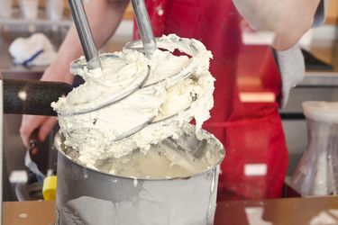 专业冰淇淋搅拌器里的冰淇淋。