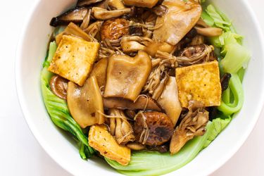 顶视图的炖蘑菇,豆腐,和中国的芥菜