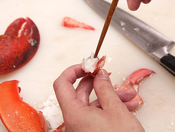 用筷子从龙虾的小钳子里捞出肉