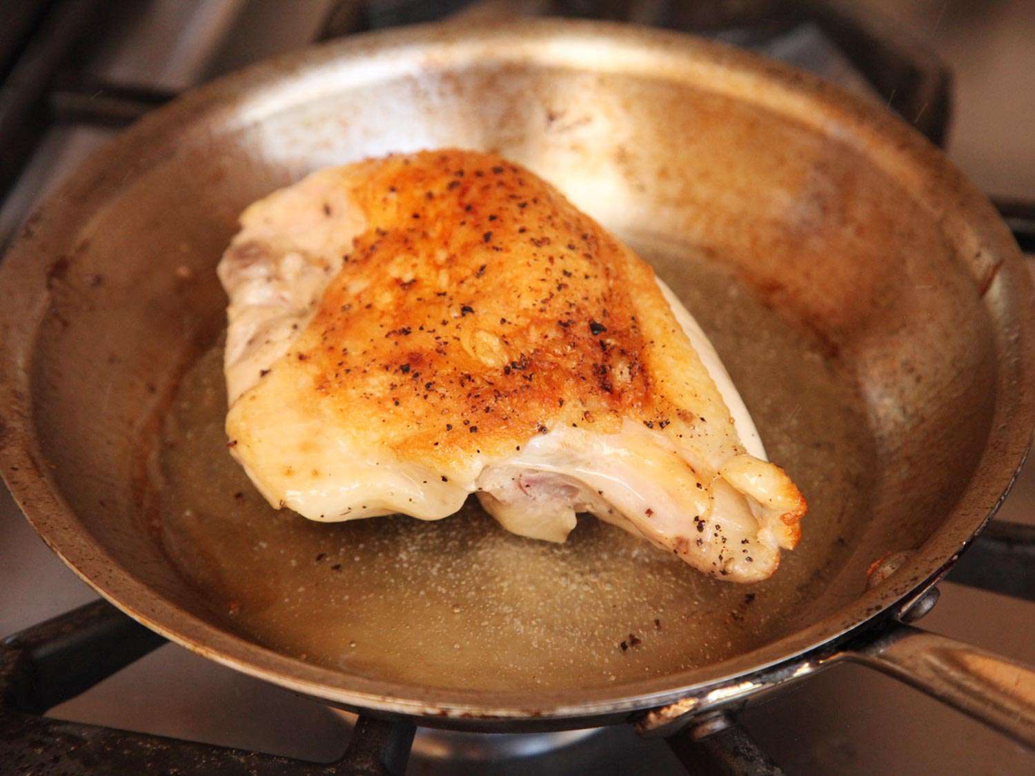 褐色鸡胸肉在锅里
