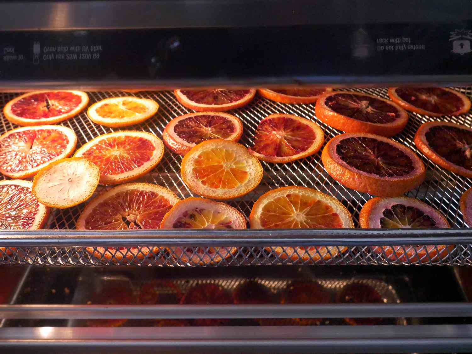 血橙片放在布维尔烤箱的空气炸锅上