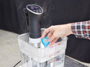 真空机加热此容器注满水,拿一个温度计的温度的水