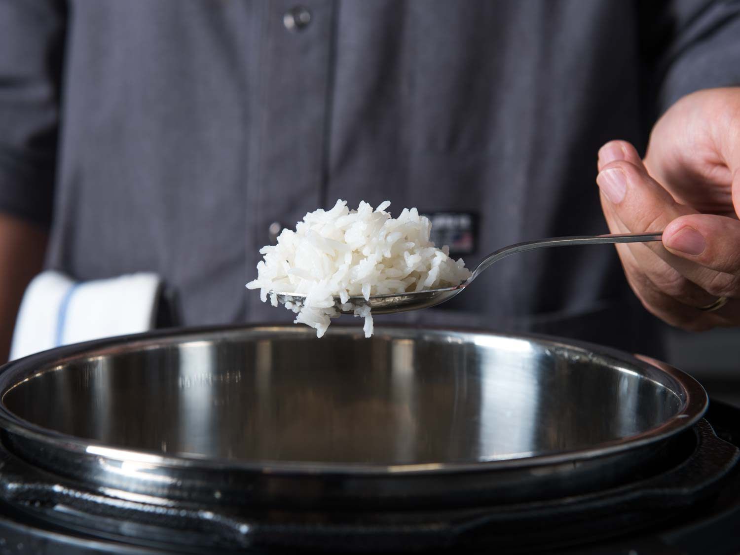 从快煲多用锅里出来的蓬松的白米饭