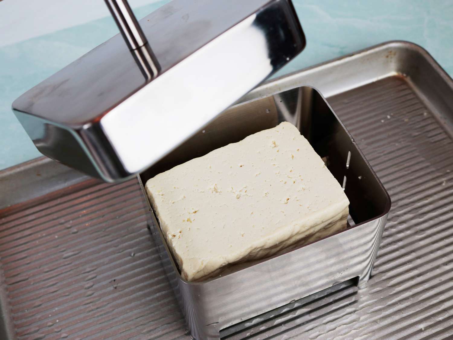 豆腐压锅:放在平底锅上用来盛水的豆腐压锅