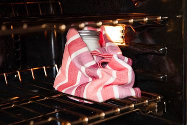 用毛巾把酸奶包好，然后把它放在关闭的烤箱里，开着灯，这样可以让它保持足够的温度。