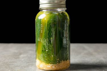 冰箱一罐密尔沃基莳萝泡菜用大蒜在底部。