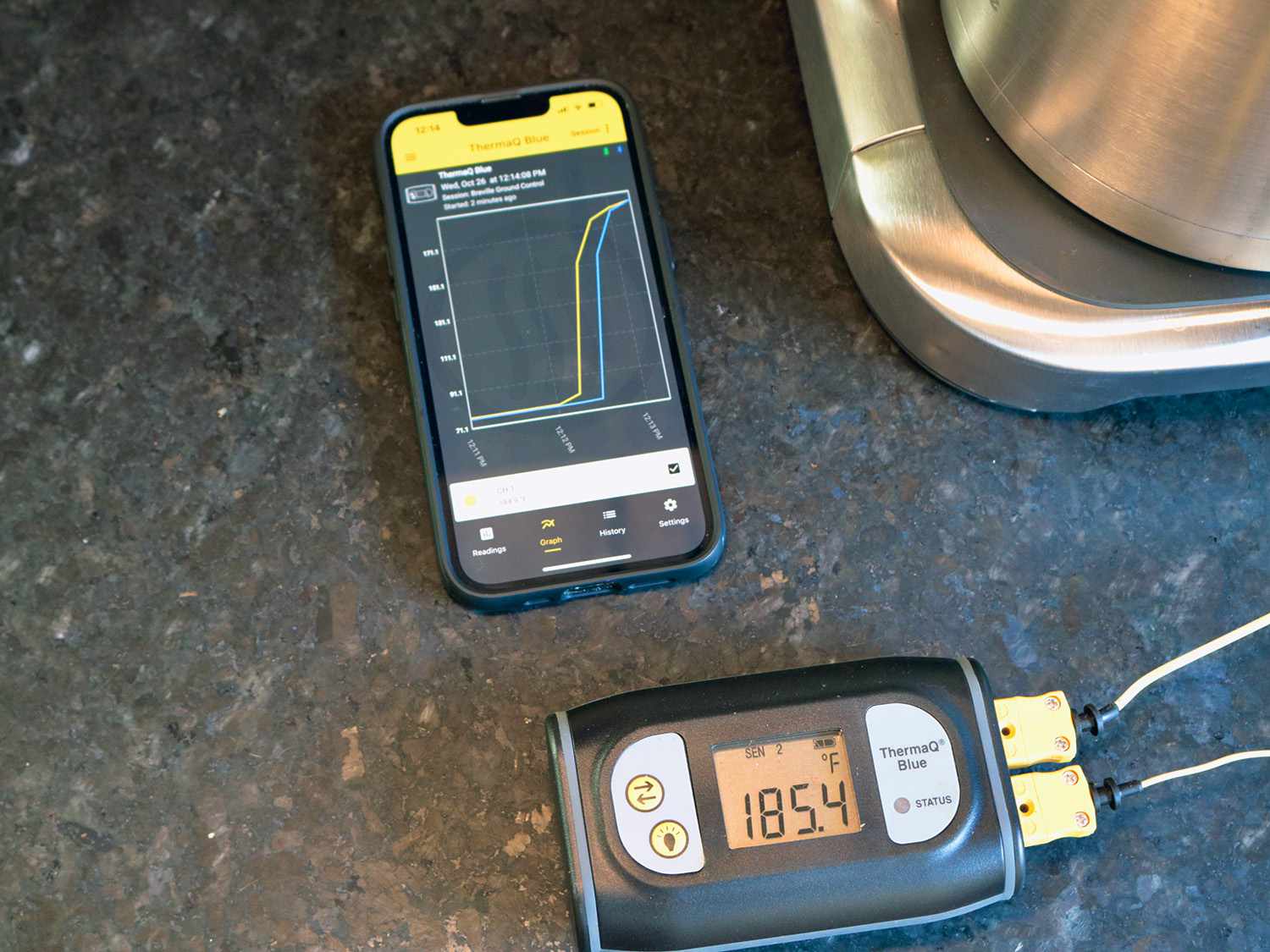 测温探针显示温度185ºF旁边一个应用手机图形温度上升