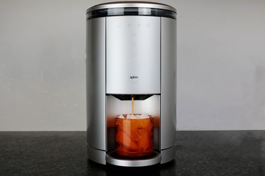 A spinn coffee maker brewing coffee over ice