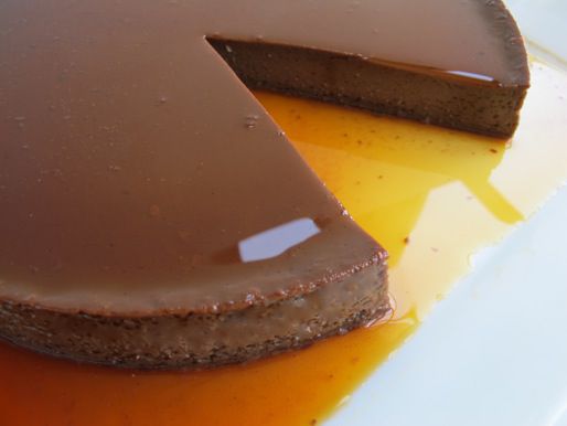 墨西哥巧克力果馅饼特写。少了一片，焦糖酱已经在下面的盘子里堆积起来了。