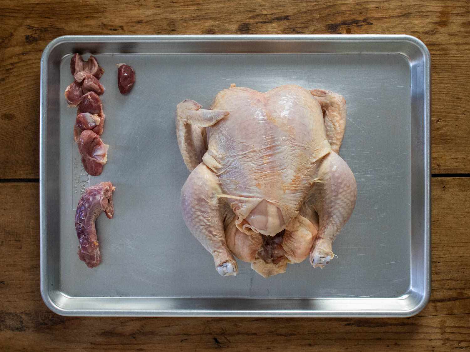 整个鸡的内脏安排旁边边的烤盘