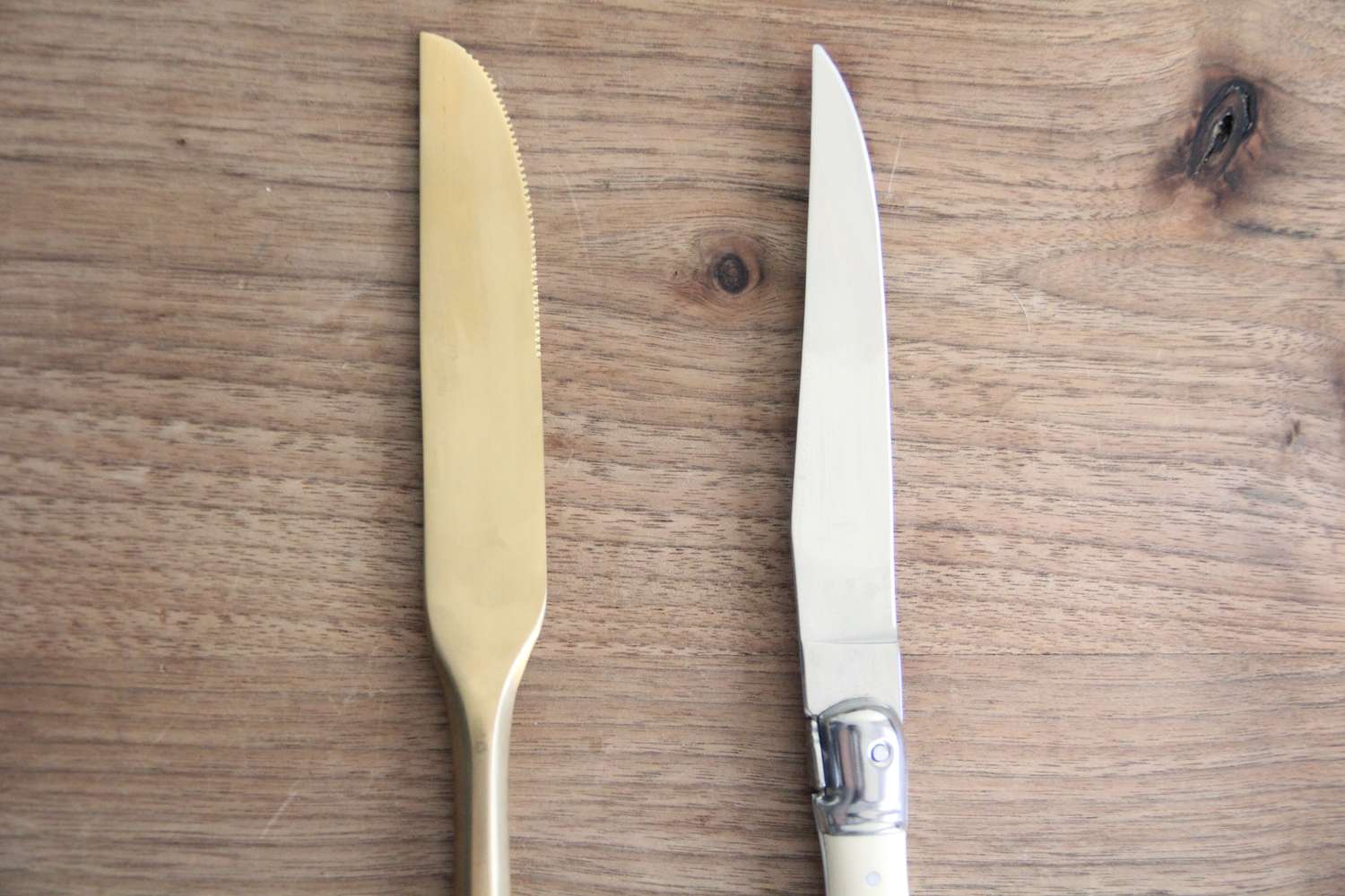 两把刀并排放在木板上