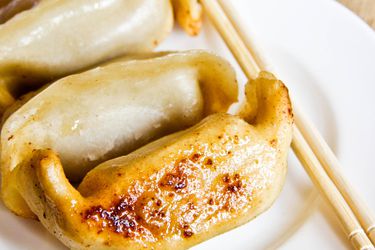 上海的一盘亚洲饺子。