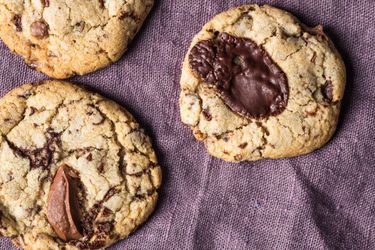 简单快捷的巧克力饼干放在紫色亚麻布上。