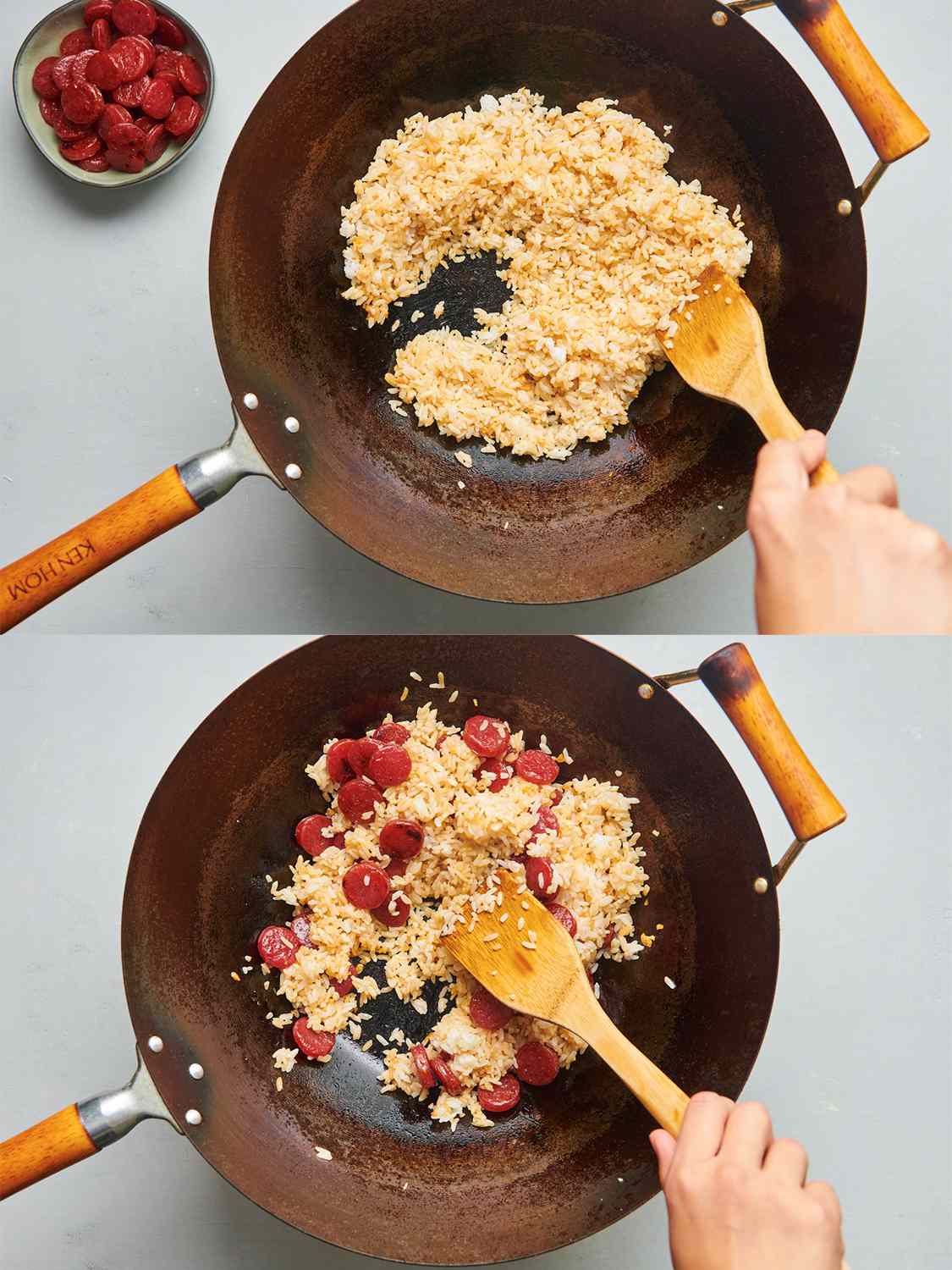 两个影像拼贴。上图显示大米加入大蒜和呈现褐色脂肪,被扔在一起平竹抹刀持有的一只手。下面的图片显示了晒黑香肠现在添加到锅,和被竹抹刀混合在一起。