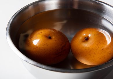 冻梨在一碗水里融化