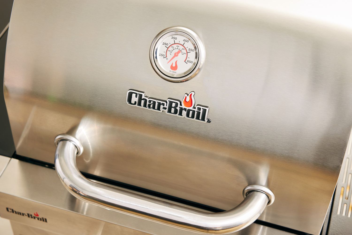 一个特写镜头看Char-Broil烧烤的罩