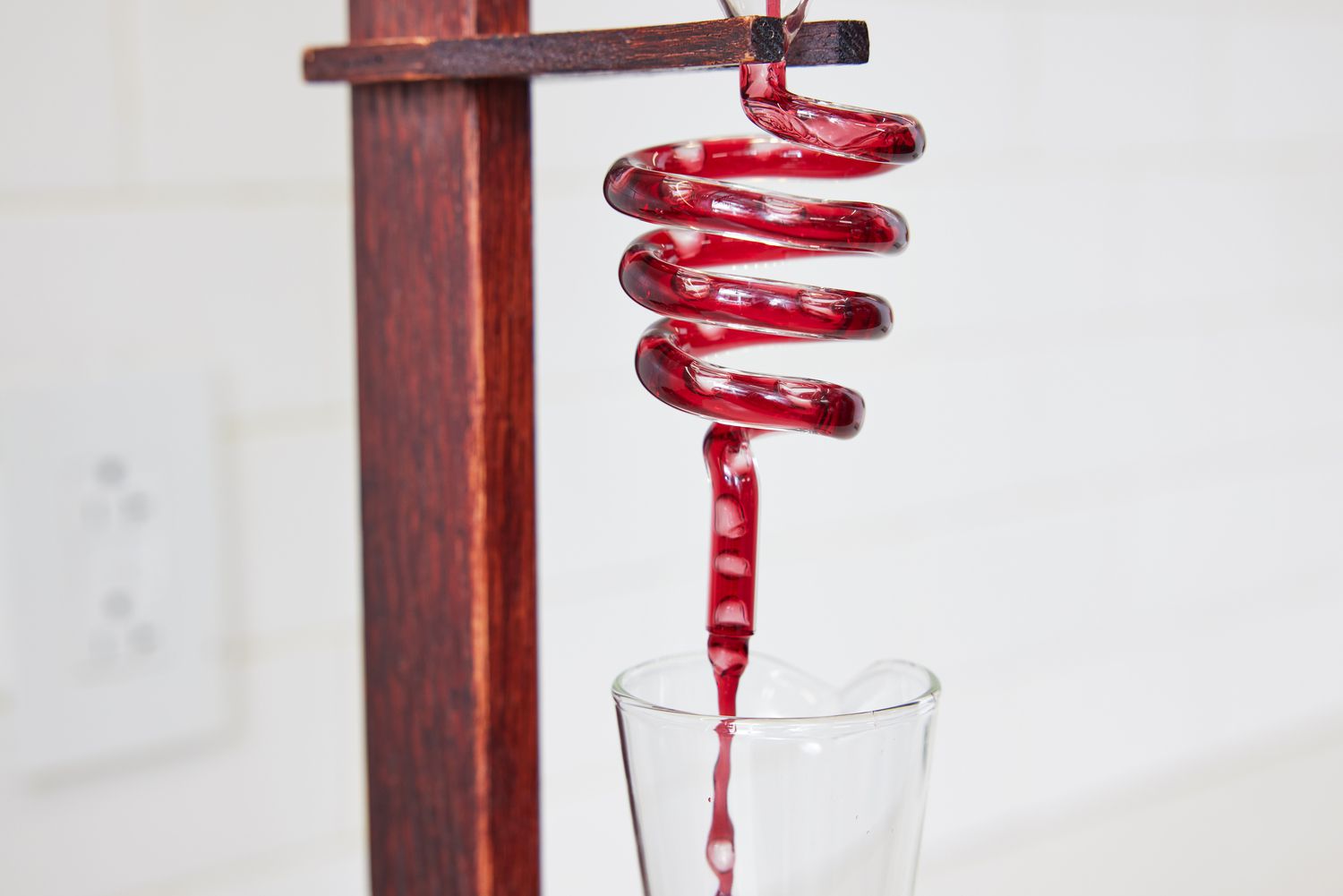 一个特写的葡萄酒从葡萄酒醒酒器塔进入下面的玻璃瓶