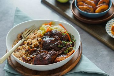 一碗棕色炖鸡，米饭和豌豆