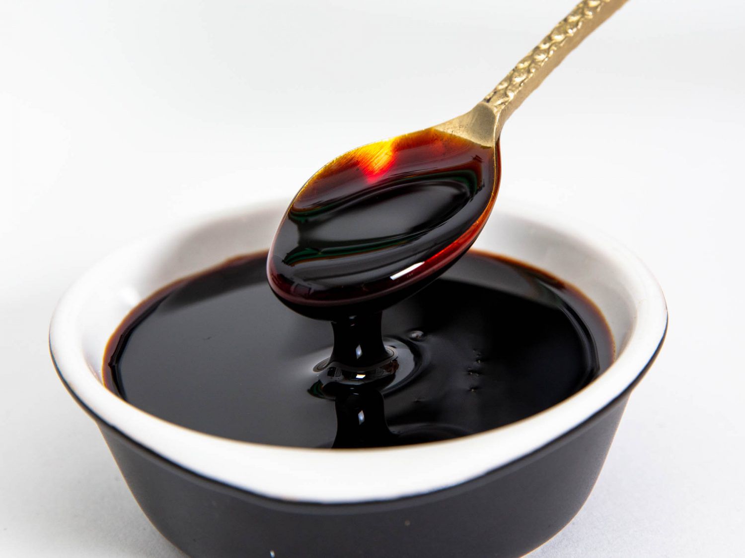 一小勺解除一勺甜酱油(印尼甜酱油)从一个碗里