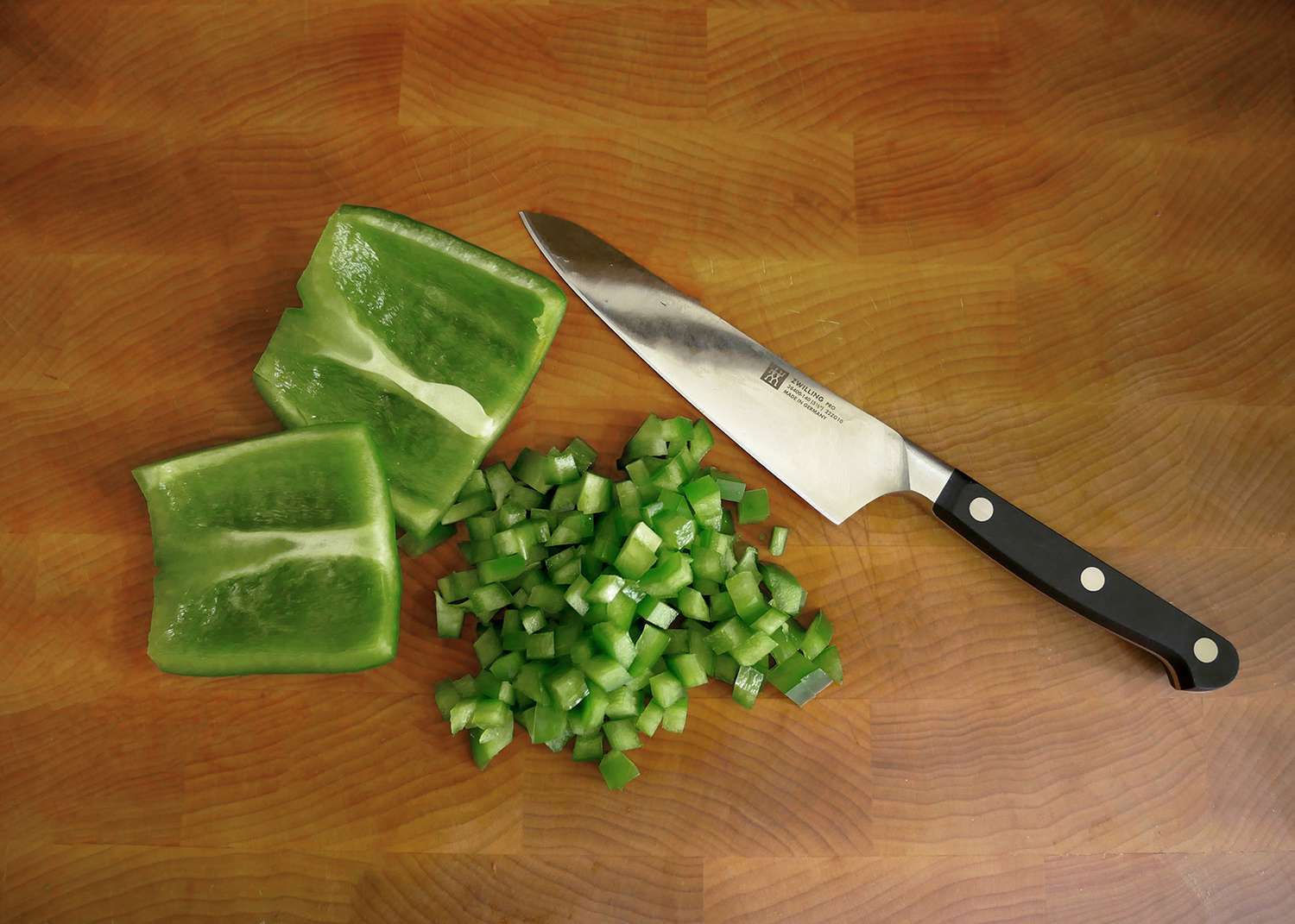 把刀放在砧板上，切好青椒块。