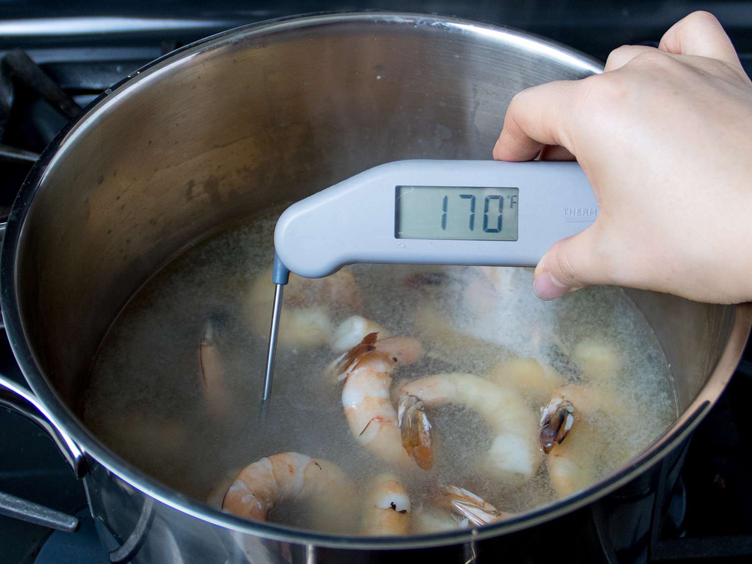 温度计显示锅里煮虾的温度为华氏170度。