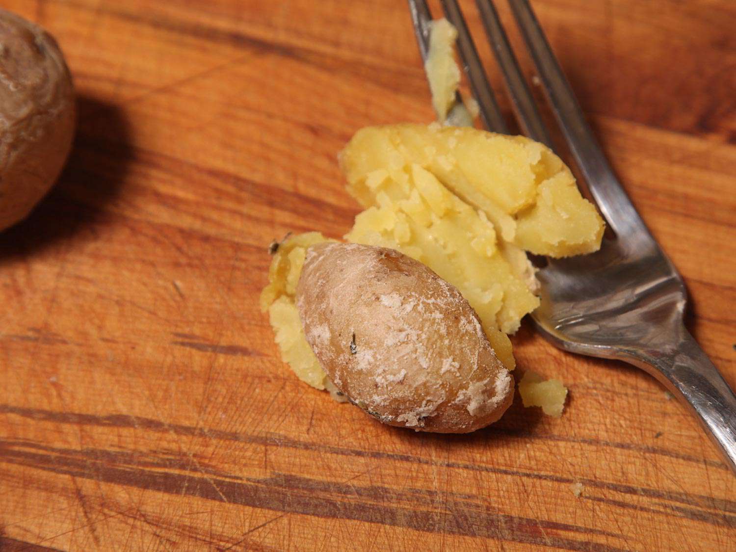 密集的,奶油的内部fork-crushed salt-crusted土豆