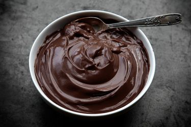 一碗带勺子的巧克力布丁
