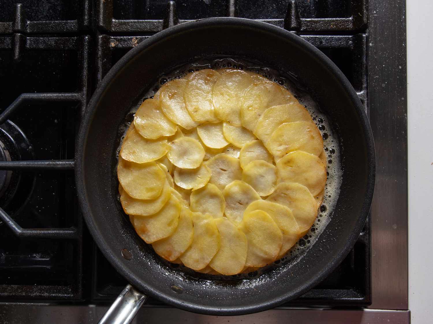 将柚子放入清油黄油中煎至棕色并使摆盘的一面酥脆。