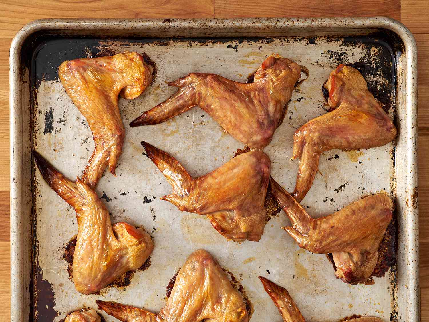 烤盘上烤焦的鸡翅。