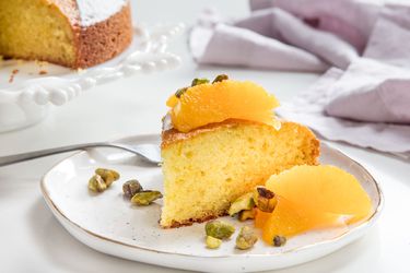 一片橄榄油蛋糕加上橙色部分和开心果。