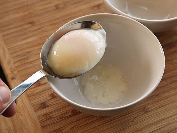 用勺子端起真空煮荷包蛋。