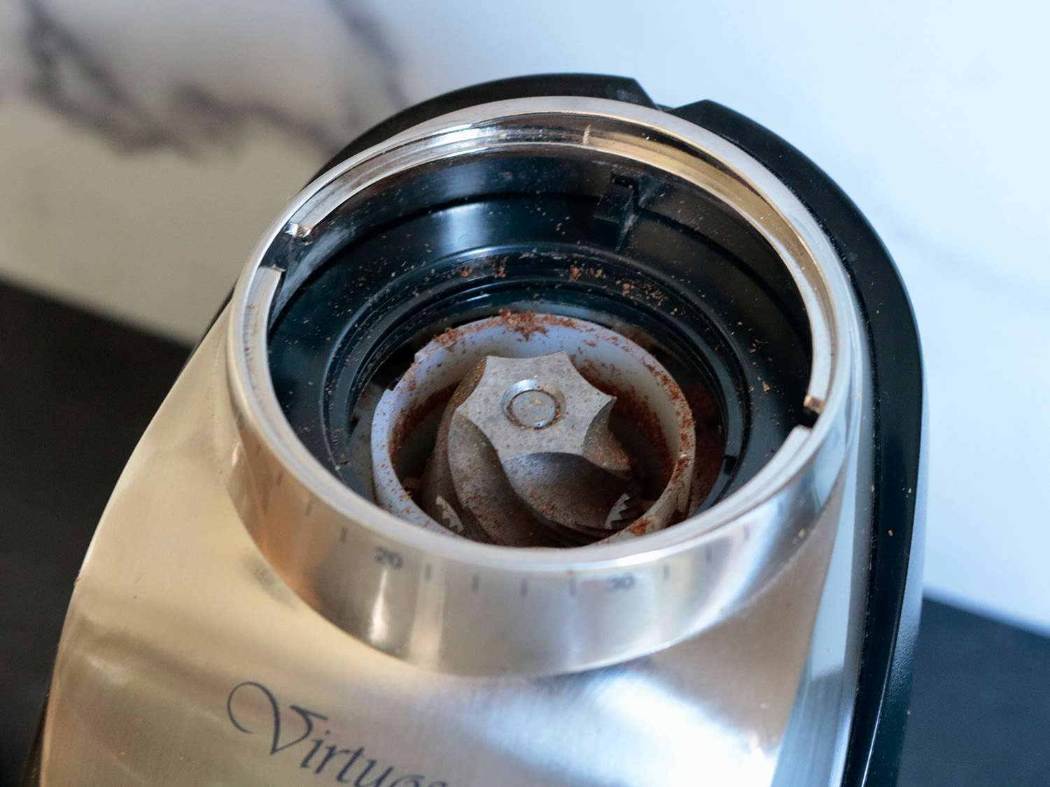 一个打开的咖啡研磨机的特写，展示了里面的毛刺