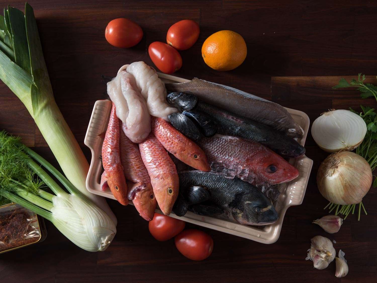 鱼汤的原开云体育波胆料:混合鱼、茴香、洋葱、大蒜、西红柿、橙子、藏红花等等。gydF4y2Ba