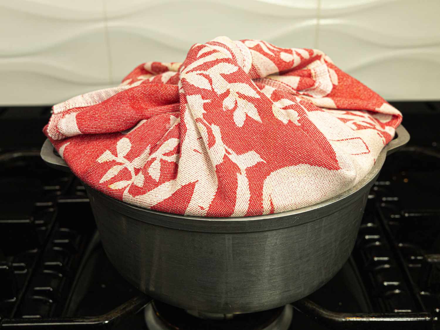 用毛巾裹着的锅的侧视图